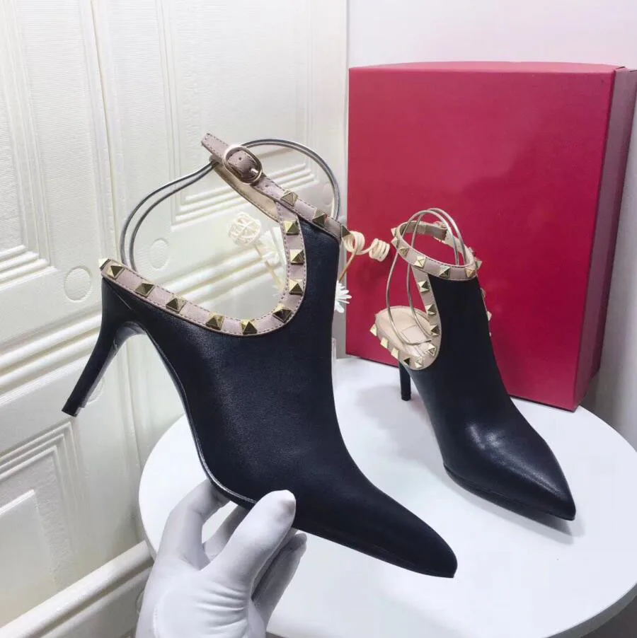 Роскошные женские ботильоны из черной кожи с шипами и острым носком модные