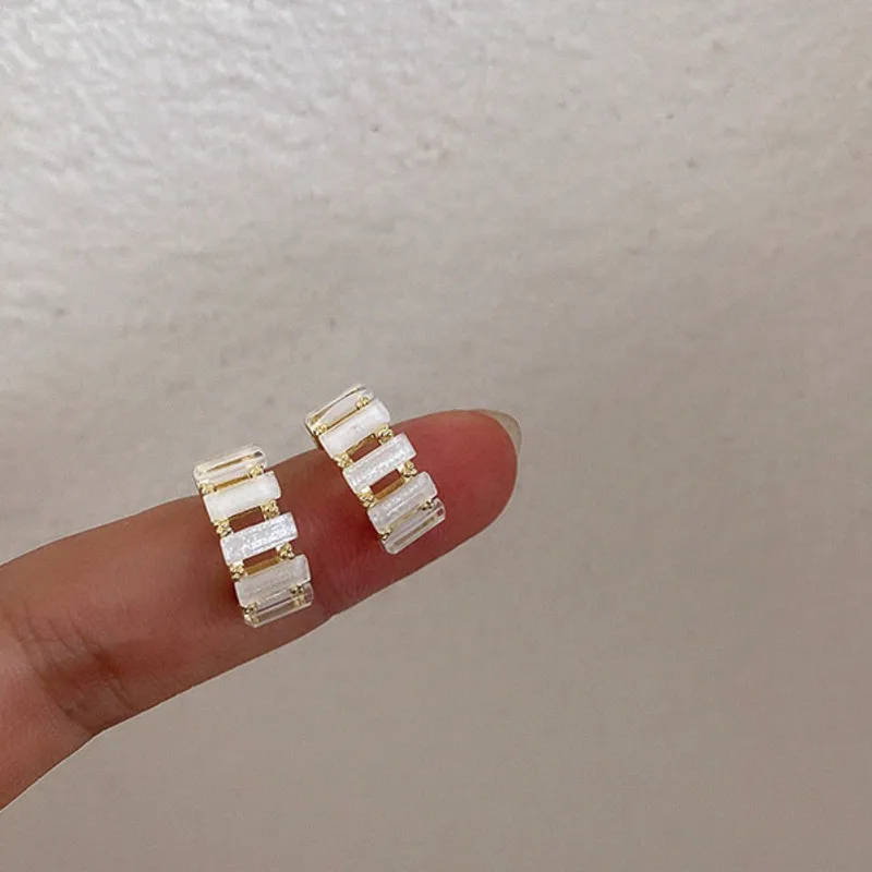 

2020 Korean Hollow Trapezoidal Sheet Zircon Hoop Earrings For Women Elegant Circle Boucle D'oreille Oorbellen Sweet Jewelry