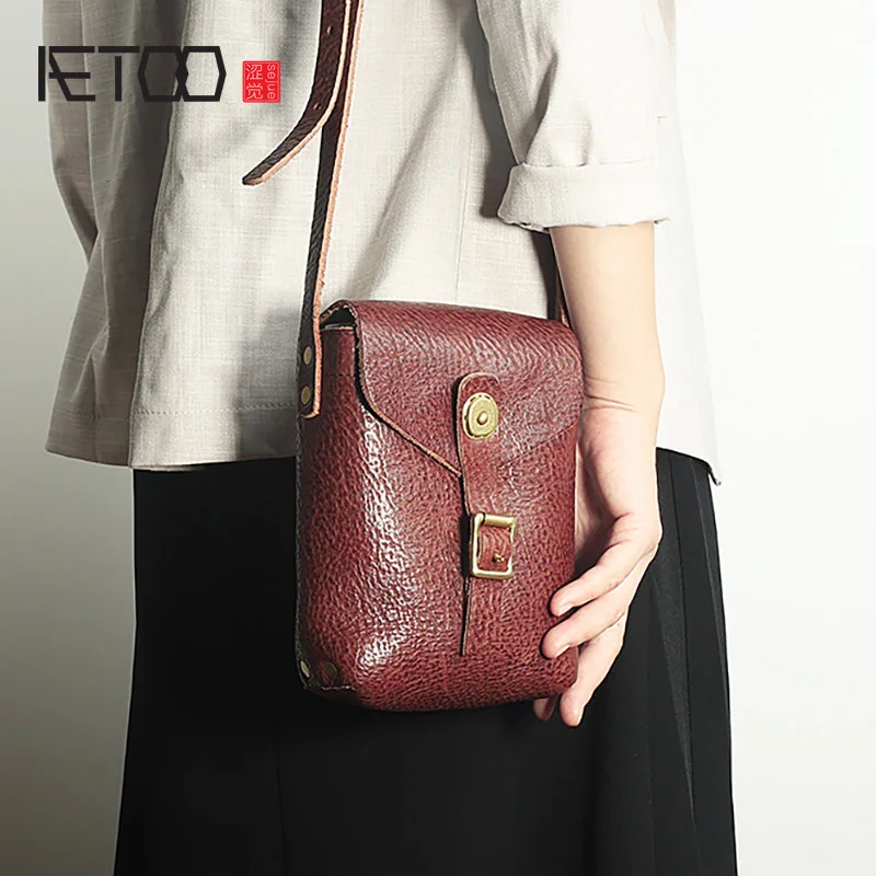 AETOO Vintage handmade leather shoulder bag, female head layer cowhide chest bag, rivet crossbody bag