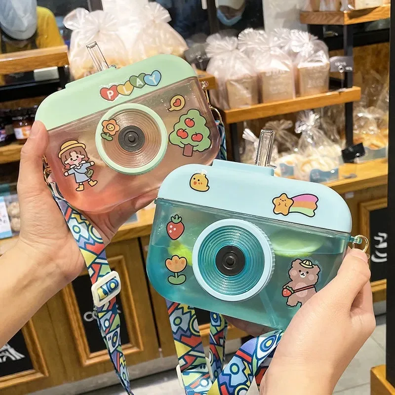 

Cute Camera Water Bottle to School 400ml Kids Kettle With Straw Portable Strap Plastic Water Cup Creative Gift Ins Drinkware