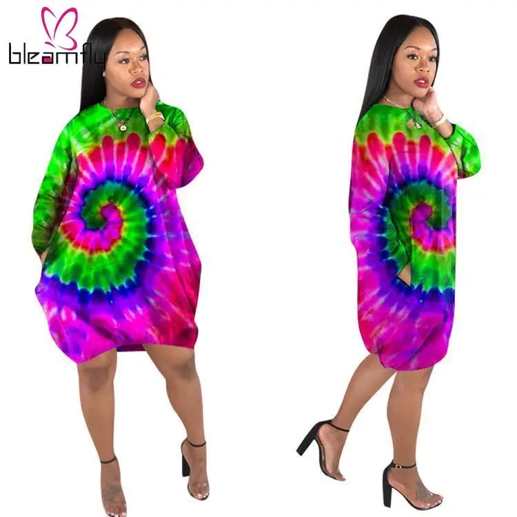 Летнее женское облегающее мини платье средней длины с круглым вырезом и длинными