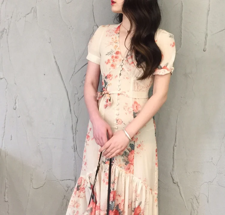 Пляжное платье с цветочным принтом модель 2019 года завязкой на талии и рисунком