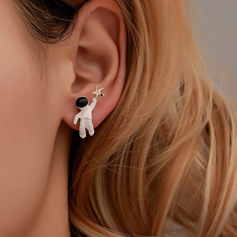 

Space Astronauts Small Stud Earrings Fashion Woman Earrings Fashion Ladies Earrings Asymmetric Pentagram Contracted Earrings NEW