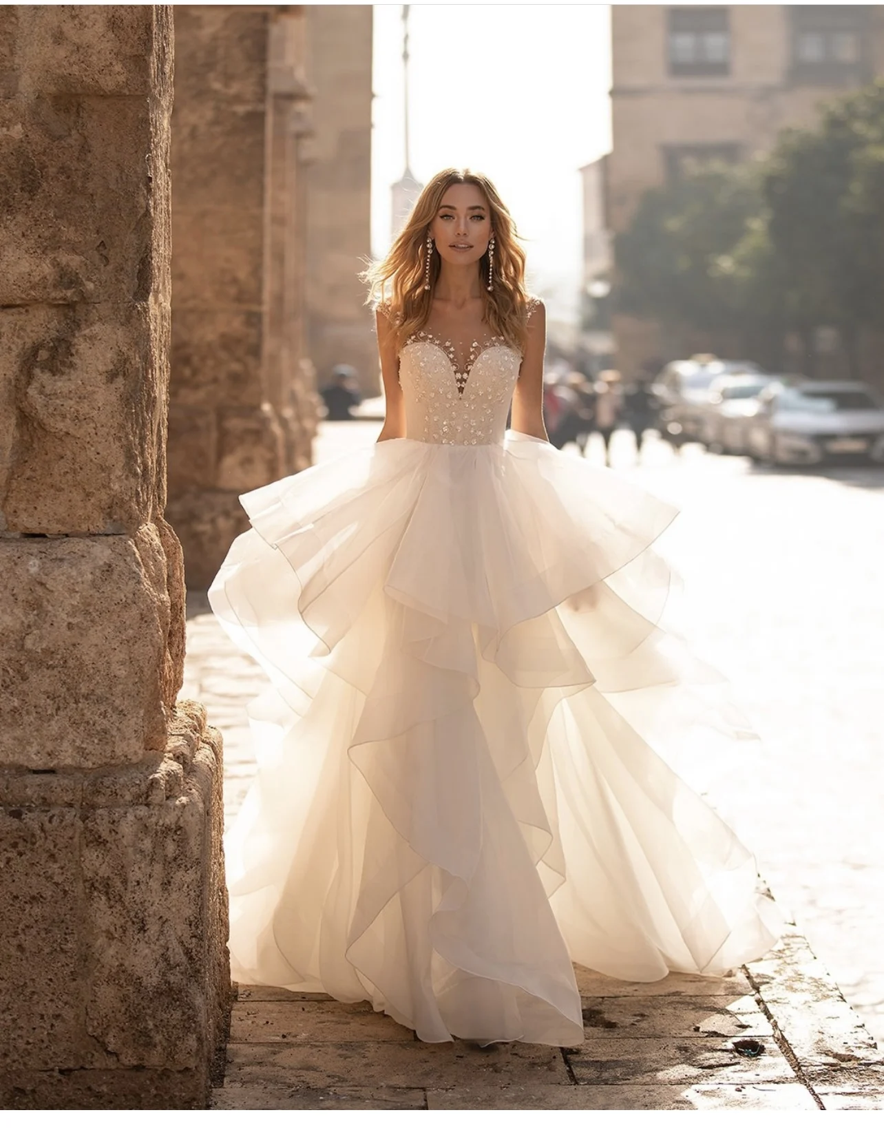 

Luxury Champagne Wedding Dress Ruffled Organza And Beading With A-line V-neck Spahrtti Strap Sleeveless Backless Vestidode Novia