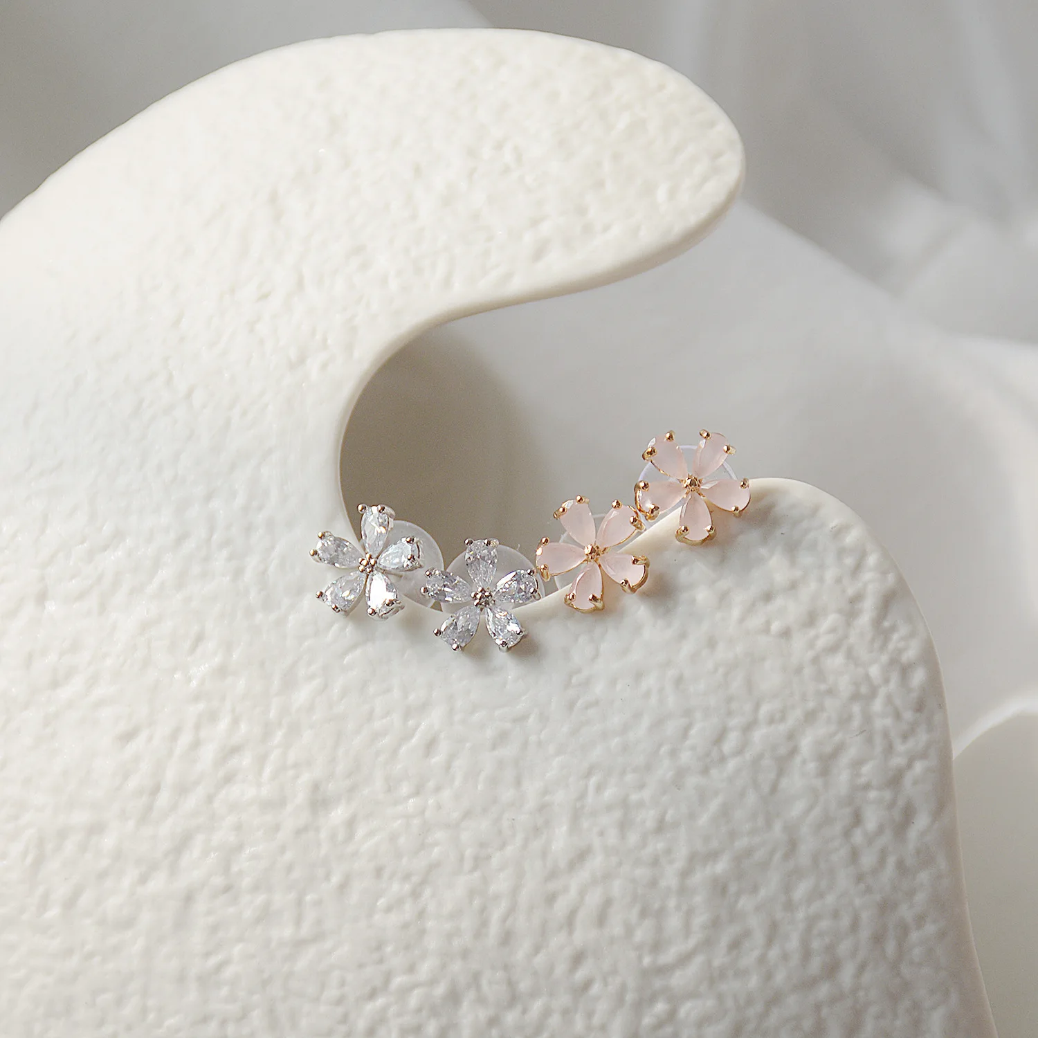 

Japan and South Korea Exquisite Pink Flower Zircon Temperament Daily Students Small Petal Stud Earrings Women Fashion Jewelry
