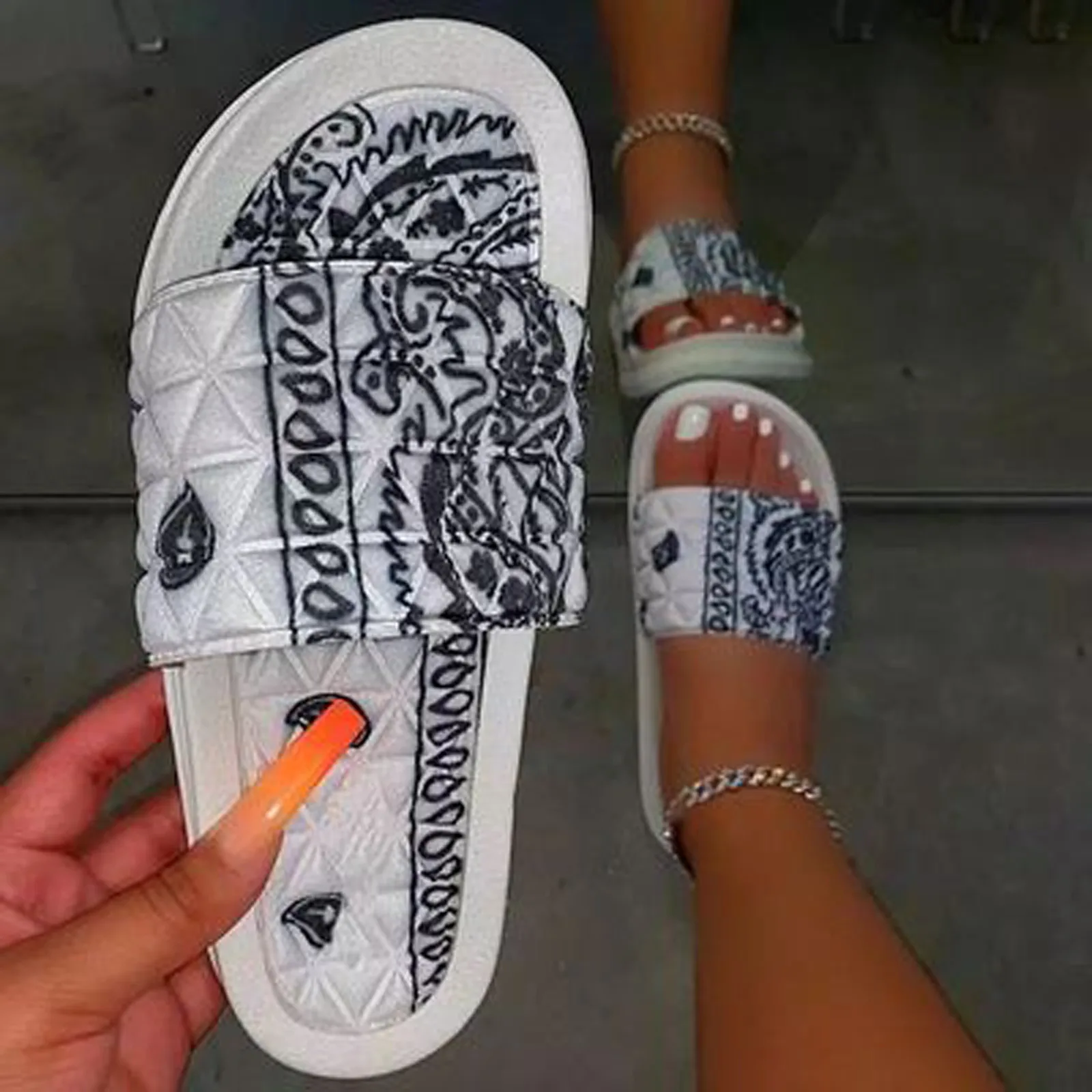 

Ladies Slippers Summer Luxury Roman Sandals Women's Comfortable Slip-on Slippers Outdoor Non-slip Beach Shoes Flip Flops