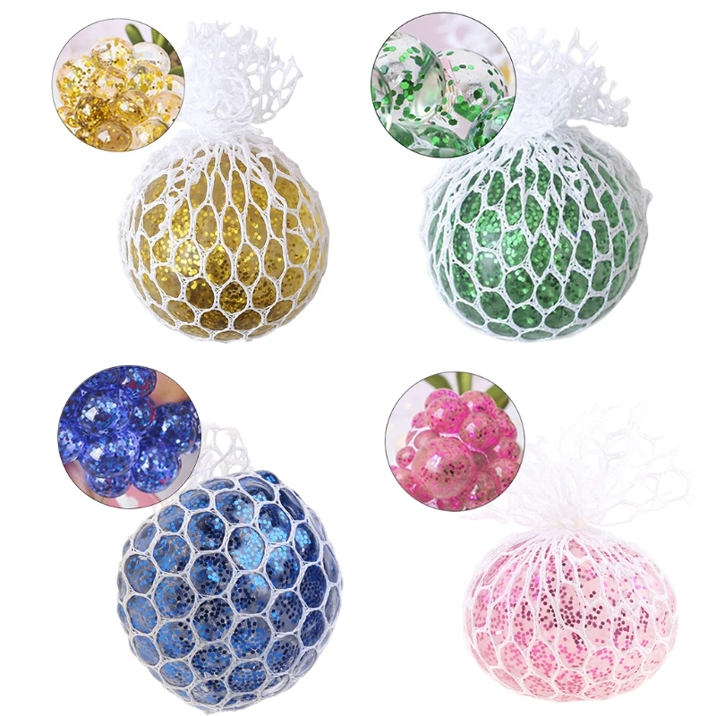 Милые люди из шаров чтобы отпустить программирующий мяч для снятия давления