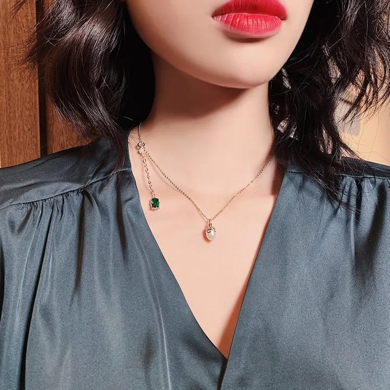 

Copper Alloy Luxury Korean Gold Emerald Freshwater Pearl Elegant Retro Wedding Pendant Necklace Jewelry for Women Gift New