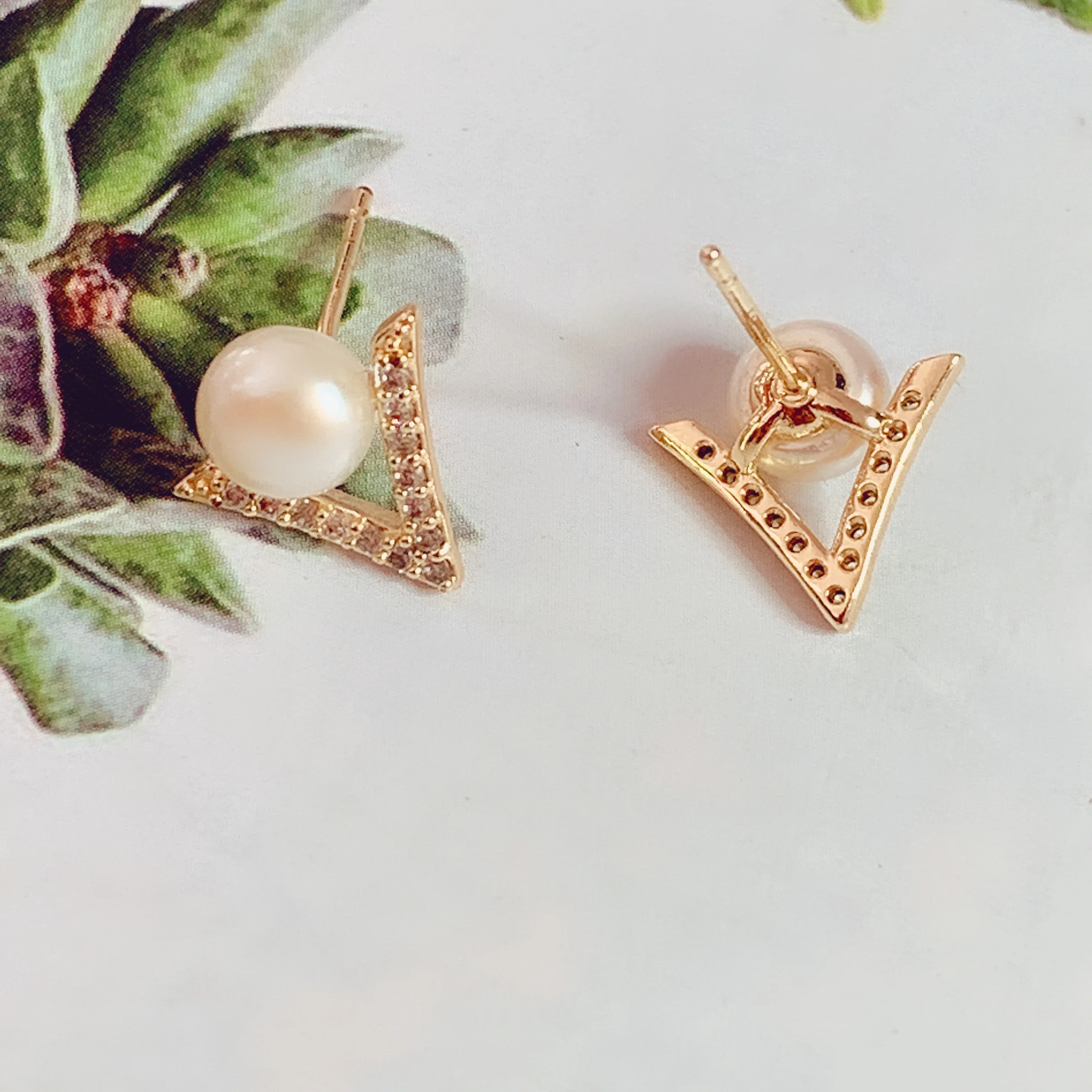 

Fashion all-match V-shaped earrings female freshwater pearl micro-inlaid zircon 925 silver needle mini earrings popular jewelry