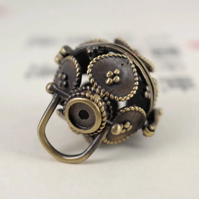 

1pc Lava Rock Aroma Pendant Essential Oil Diffuser Boho Locket Pendant Retro Antique Bronze Metal Locket Pendant Women Jewelry