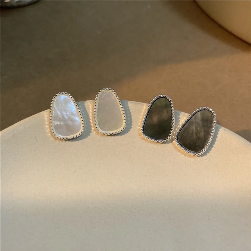 

Good Quality Simple Retro Oval Natural Shell Earrings for Women South Korean Fashion Simple Versatile Earings Wholesale