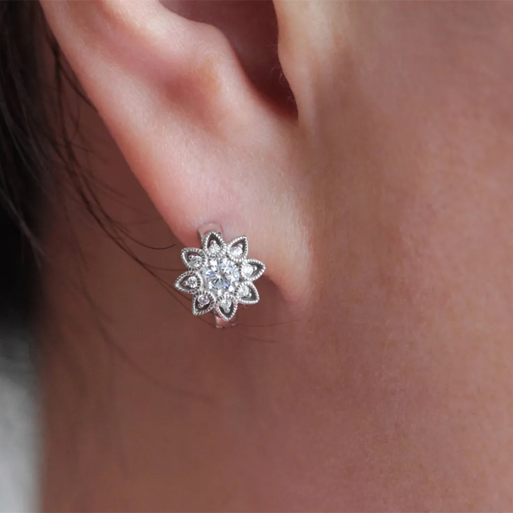 

Роскошные женские серьги с белыми кристаллами и камнями, очаровательные свадебные серьги серебряного цвета, маленькие Ги-кольца, цветок дл...