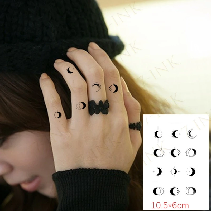 Татуировка переводная ненастоящая маленькая перекрестная за ухом на пальце