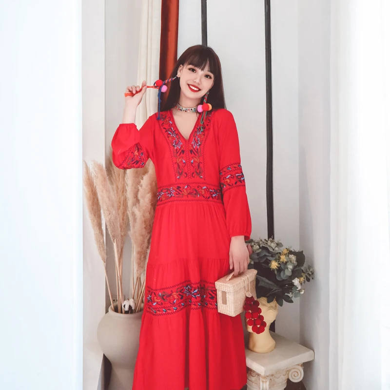 

Film Bohemia national wind heavy embroidery v-neck posed three color cotton and linen holiday dress the waist