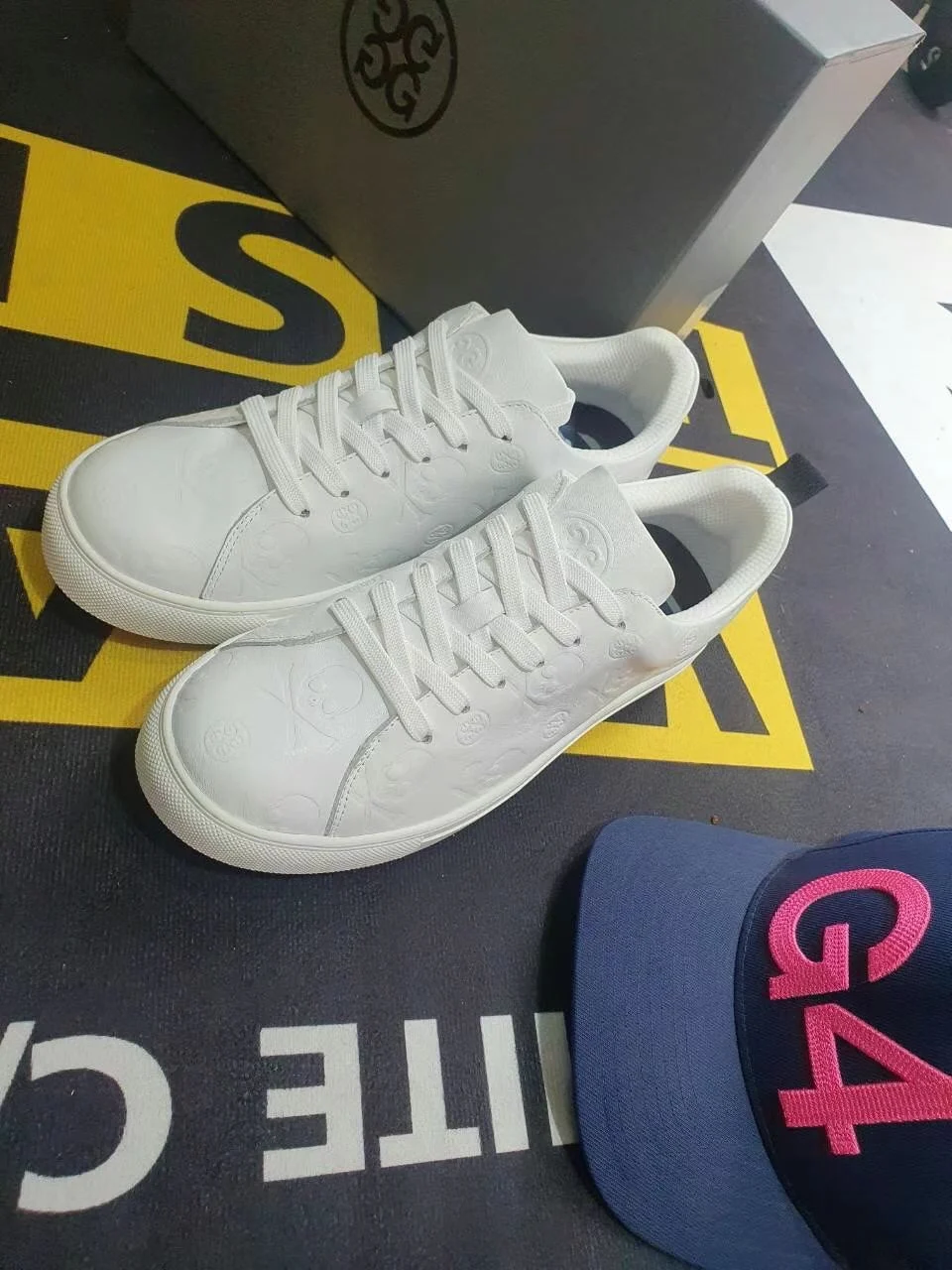 Кроссовки для гольфа G fore мужские с черепом Нескользящие из воловьей кожи белые |