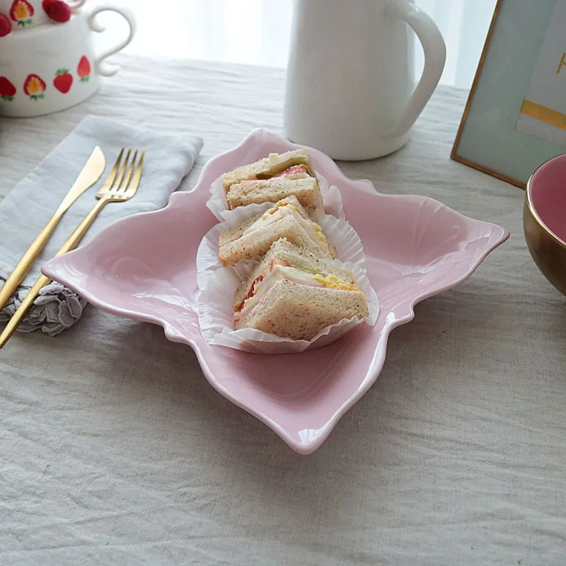 Нестандартная керамическая десертная тарелка розовая бабочка глубокая с