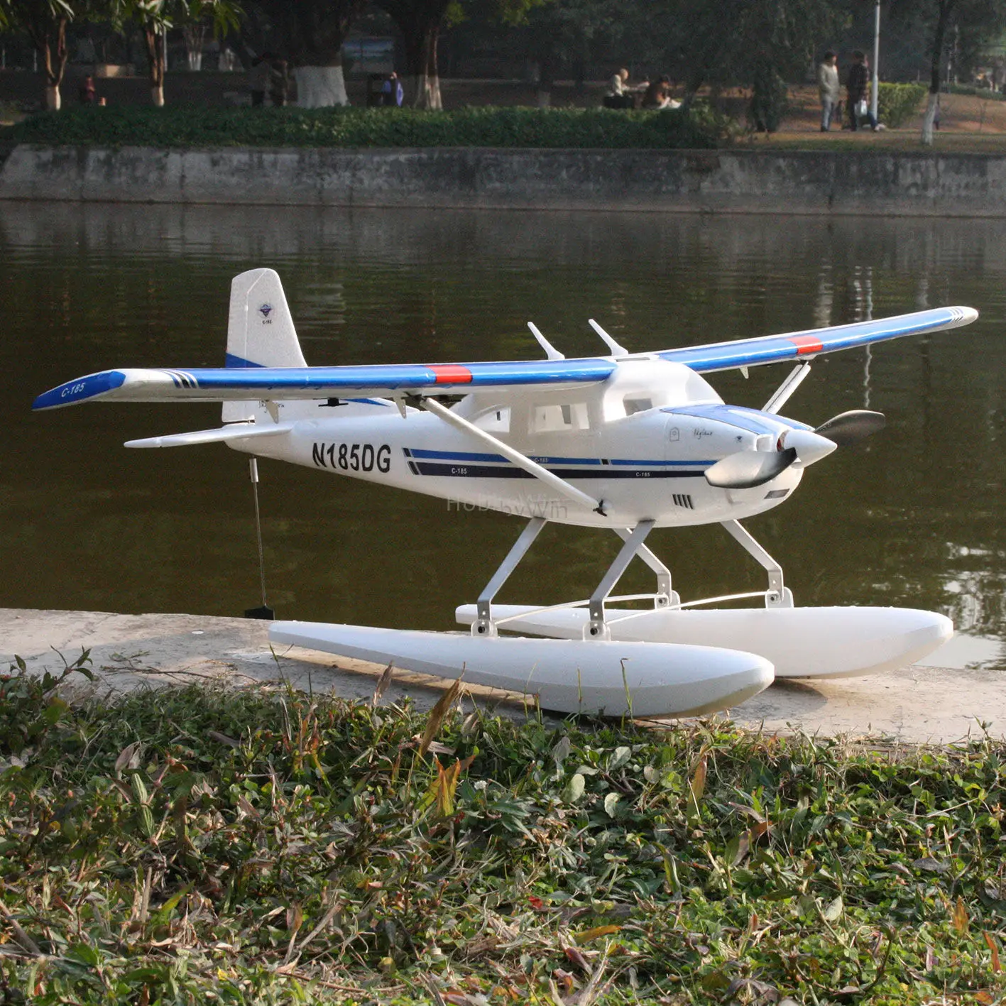 Модель радиоуправляемого самолета с бесщеточной подачей эпоксидной пены Cessna 185