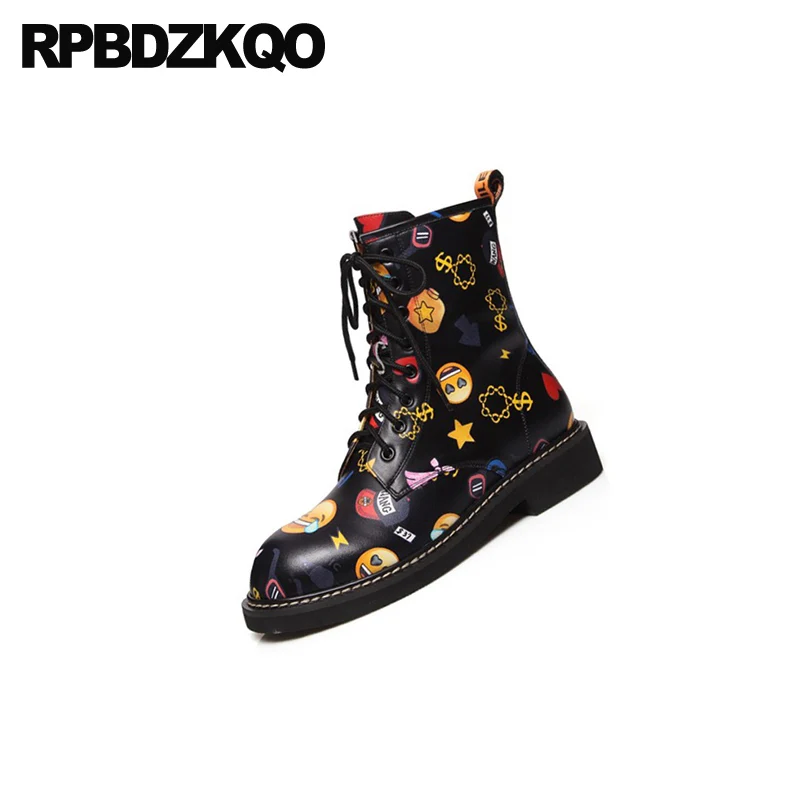 В стиле милитари на шнуровке обувь с не сужающимся книзу массивным черные