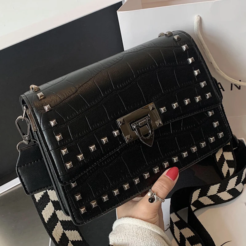 Сумка-мессенджер на застежке с заклепками одно плечо маленькая квадратная сумка