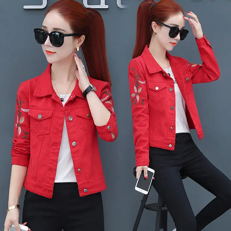 Женская джинсовая куртка демисезонная короткая однобортная с вышивкой