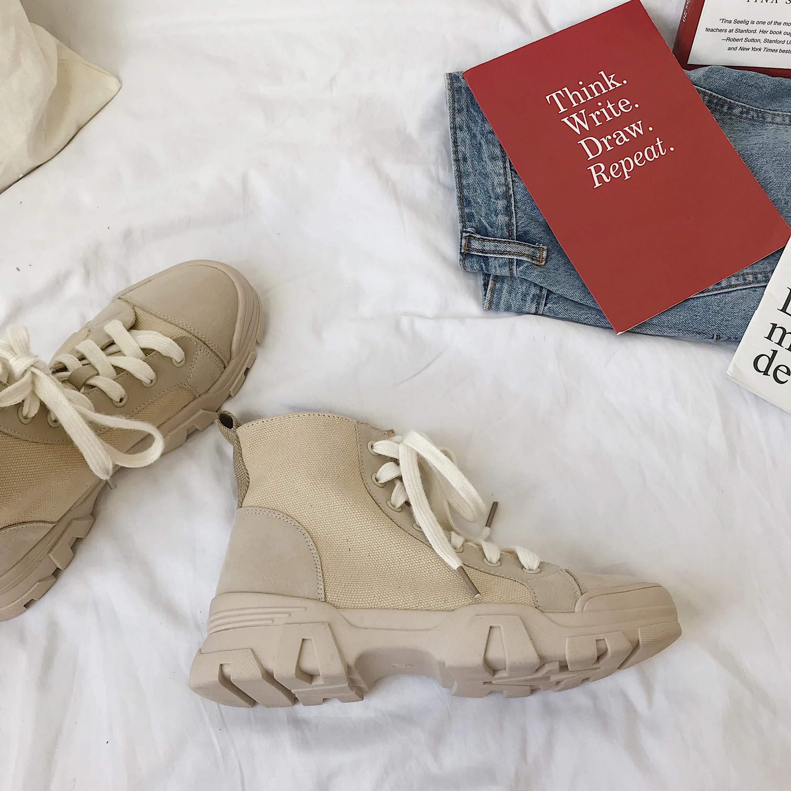 Зимние женские Ботинки бежевые однотонные ботильоны на платформе со шнуровкой и