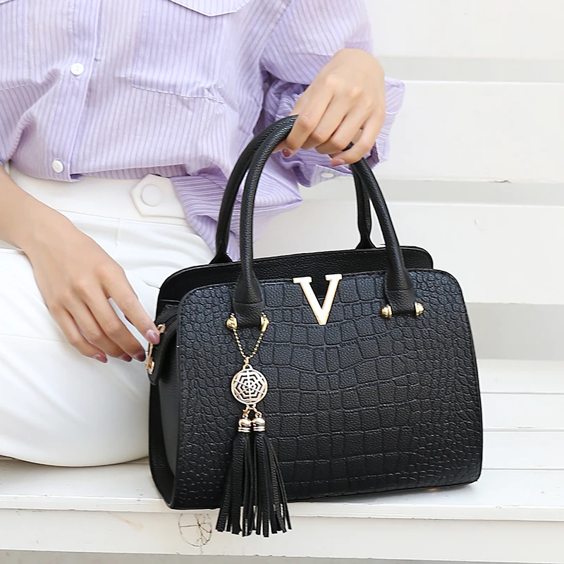 Для женщин из крокодиловой кожи Tote V Letters Tassel Дизайнерские Сумки Роскошные качественные сумки через плечо с бахромой сумка-мессенджер