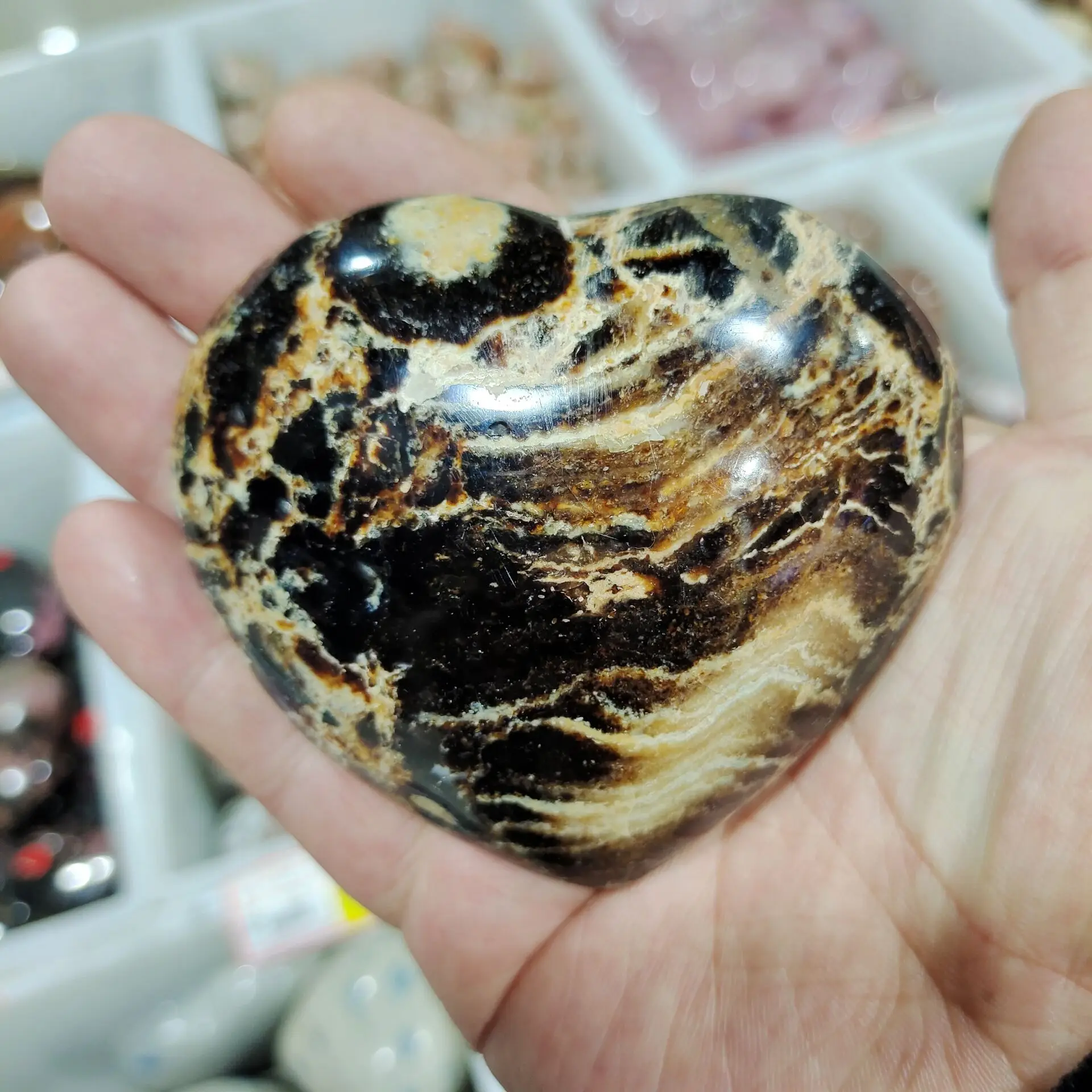 

1pcs Natural crystal ball grey Australian gem , heart, stone, ore Reiki, healing home decoration