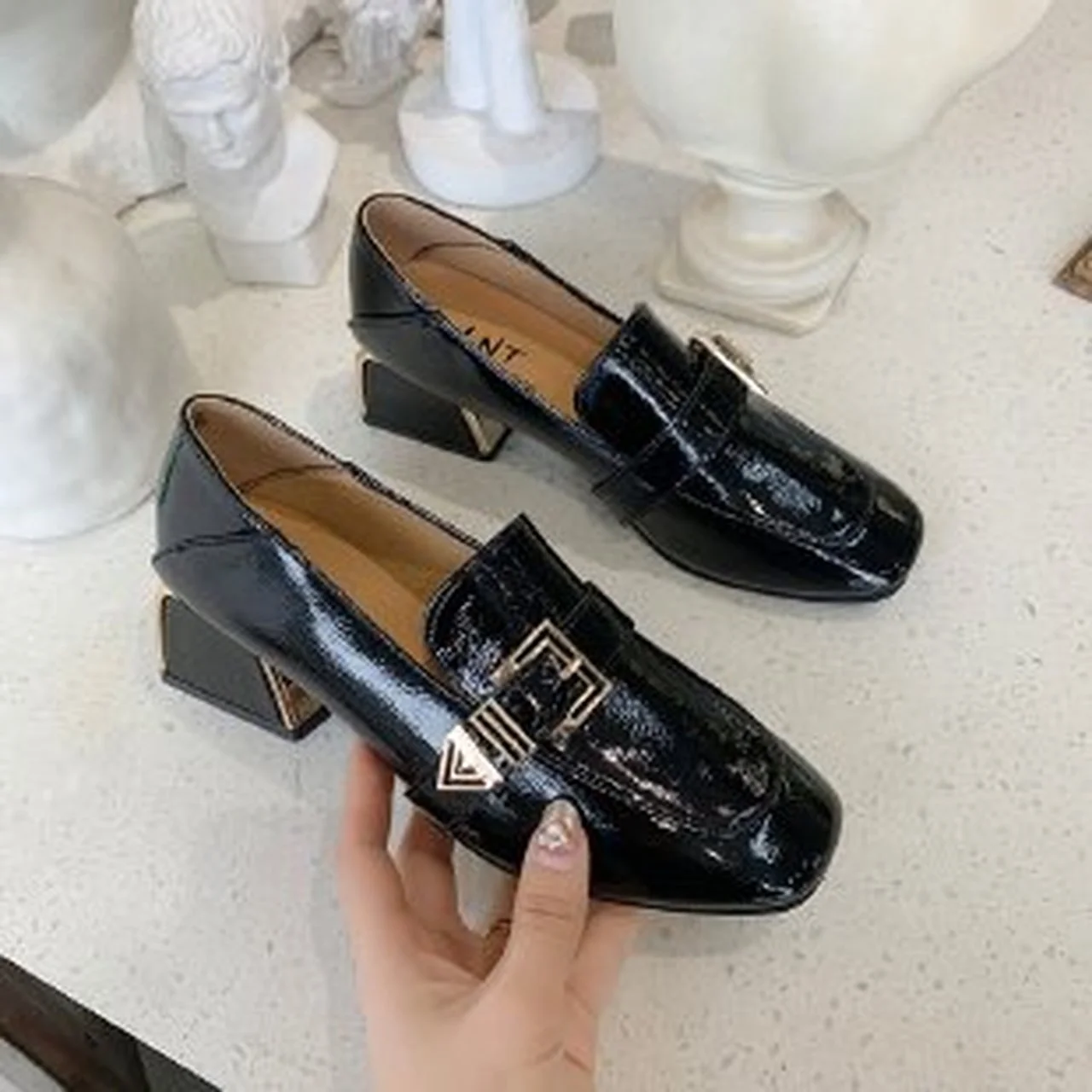 

Женские туфли из лакированной кожи, на толстом каблуке, без застежки, с металлическим ремешком