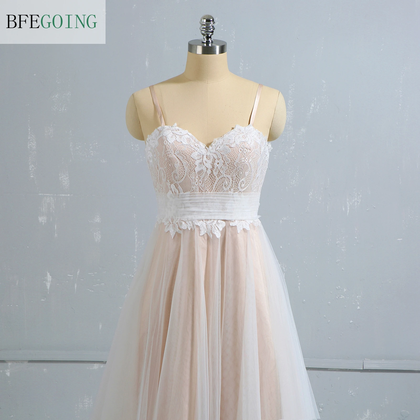 Тюлевое кружевное ТРАПЕЦИЕВИДНОЕ свадебное платье на тонких бретельках без