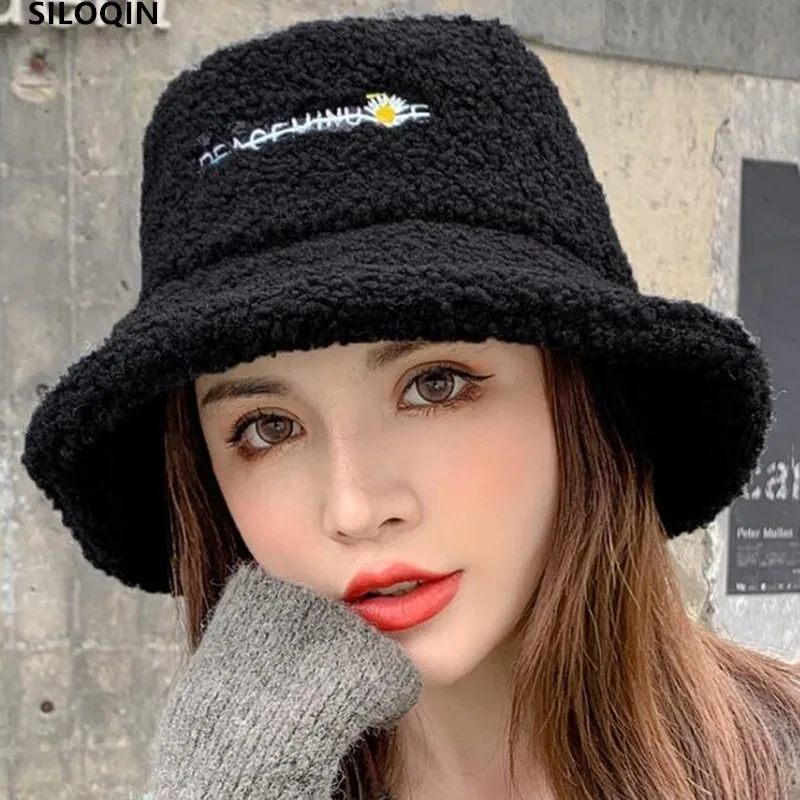 

Новинка осенне-зимняя сохраняющая тепло Панама SILOQI из ягненка женская однотонная Студенческая модная маленькая вышитая маргариткой сомбр...