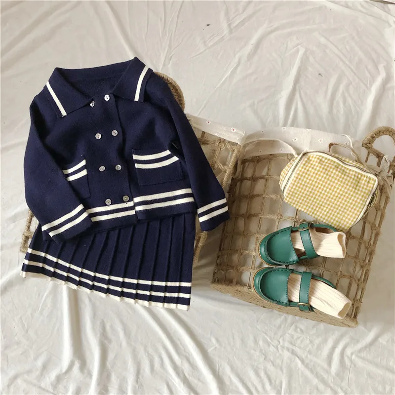 Милый шерстяной трикотажный комплект одежды в консервативном стиле для девочек