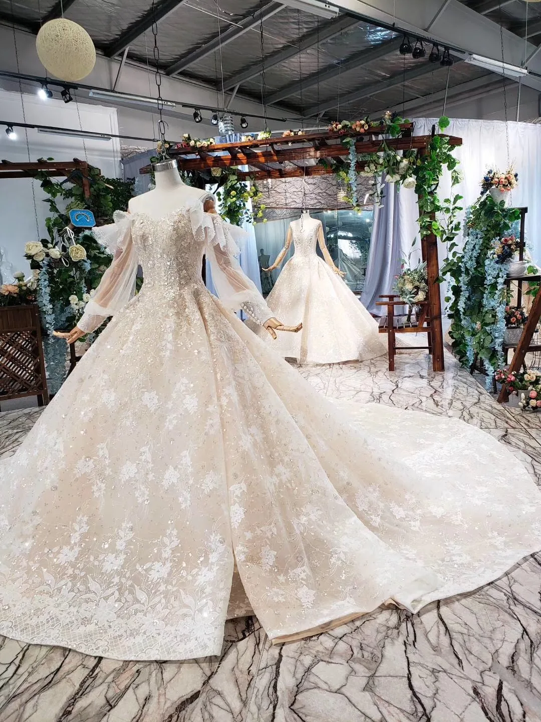 

Puffy Long sleeve Fluffy Lace Appliques Beading Crystal Luxury Wedding Dresses Custom Made 2019 New Muslim Ball Gown Bridal Gown