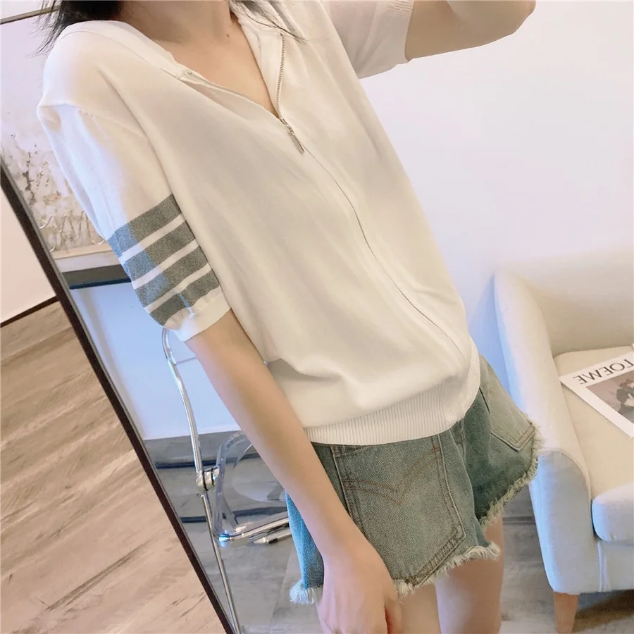 

Женская трикотажная футболка с коротким рукавом, на молнии