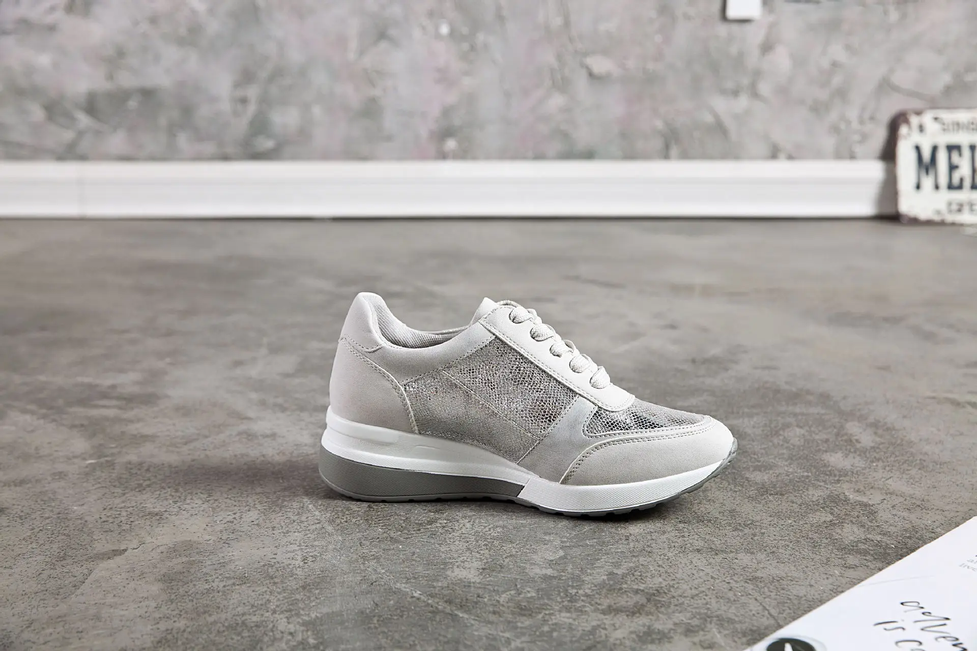 Zapatos de mujer; обувь с текстурой змеиной кожи; женские модные брендовые кроссовки с перекрестной шнуровкой; chaussure; сезон осень; Новинка; женская обувь