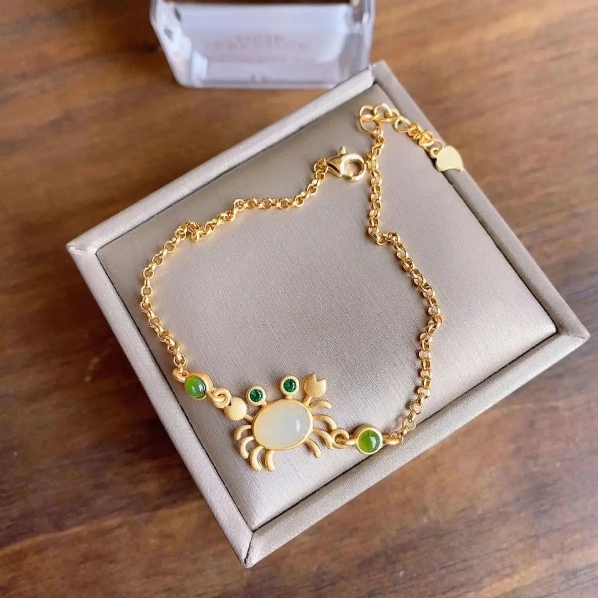 

Новый инкрустированный натуральным халцедоном Hotan, маленький браслет-краб, свежие и прекрасные модные золотые фирменные украшения для женщин