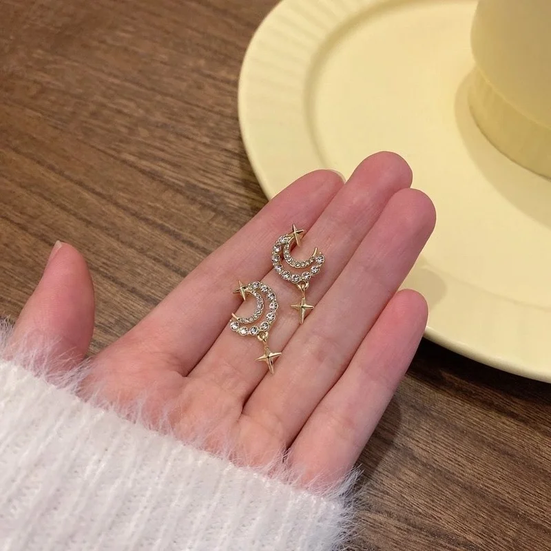 

Silver Needle 2021 New High-quality Star and Moon Earrings Female Exquisite Temperament Small Short Earrings Jewelry