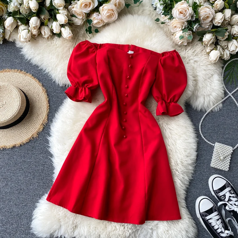 Женское платье с коротким рукавом однотонное модельное открытыми плечами в