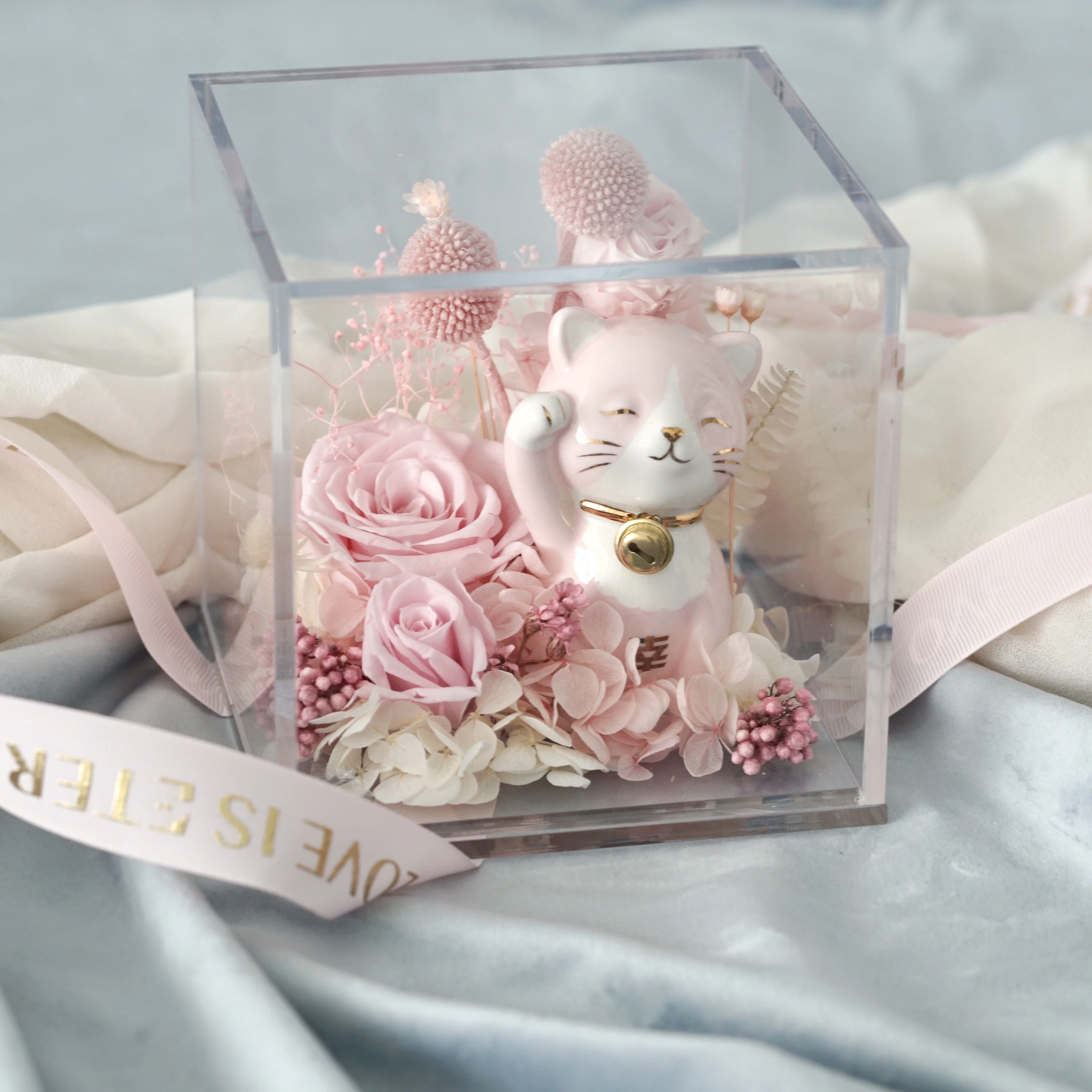 Счастливая кошка сохраняющая цветок розы бессмертный стеклянная коробка