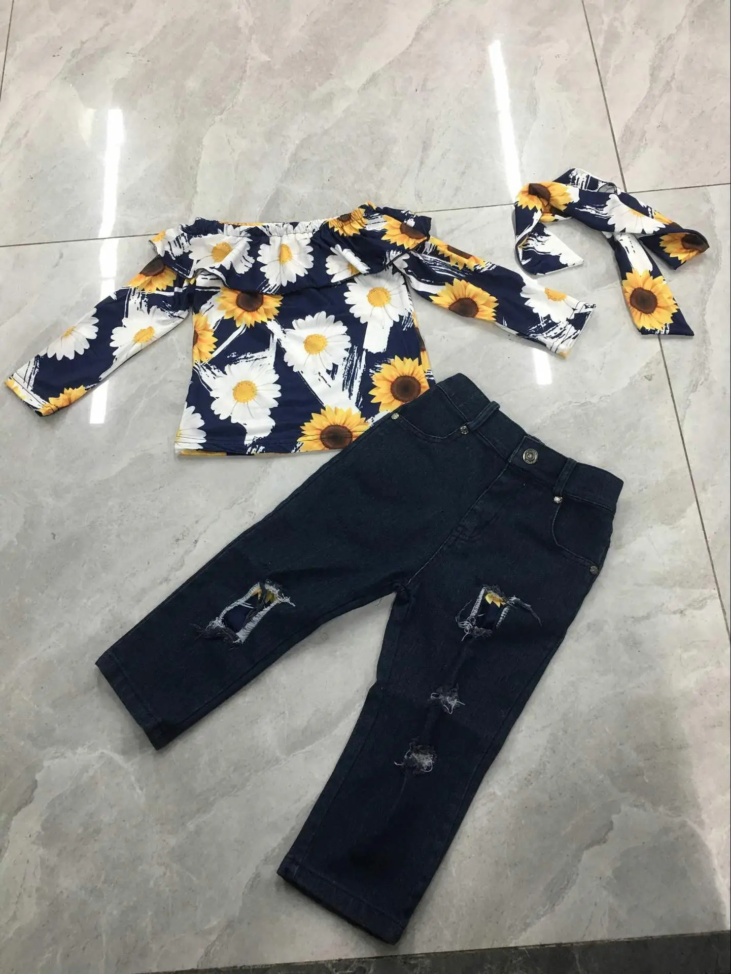 

3 Pcs Infant Casual Outfits, Baby Girl Flower Print Long Sleeve Round Neck Ruffle Pullover + Ripped Jeans + Headband