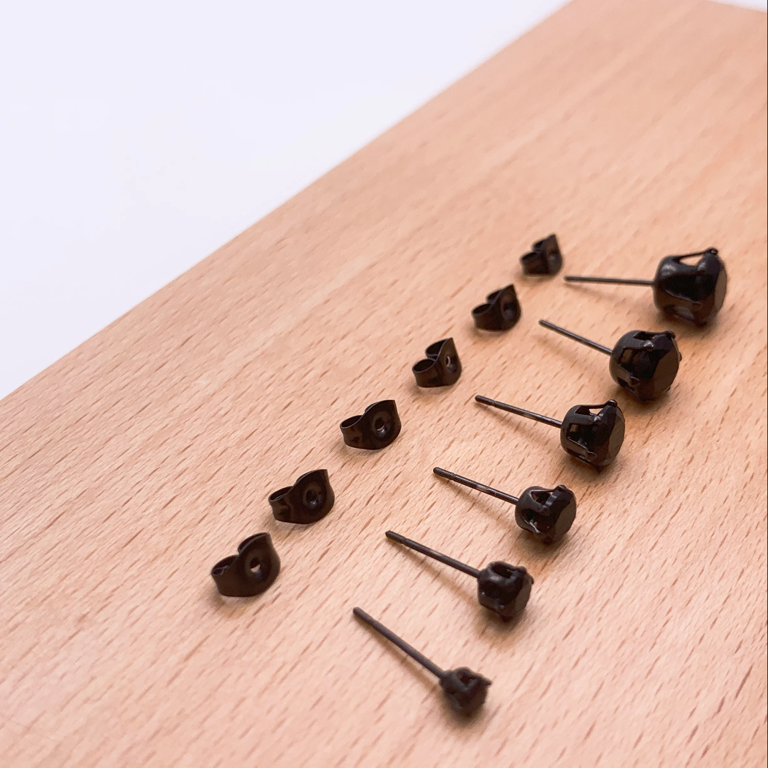 Классические маленькие милые черные циркониевые серьги в виде короны женские из