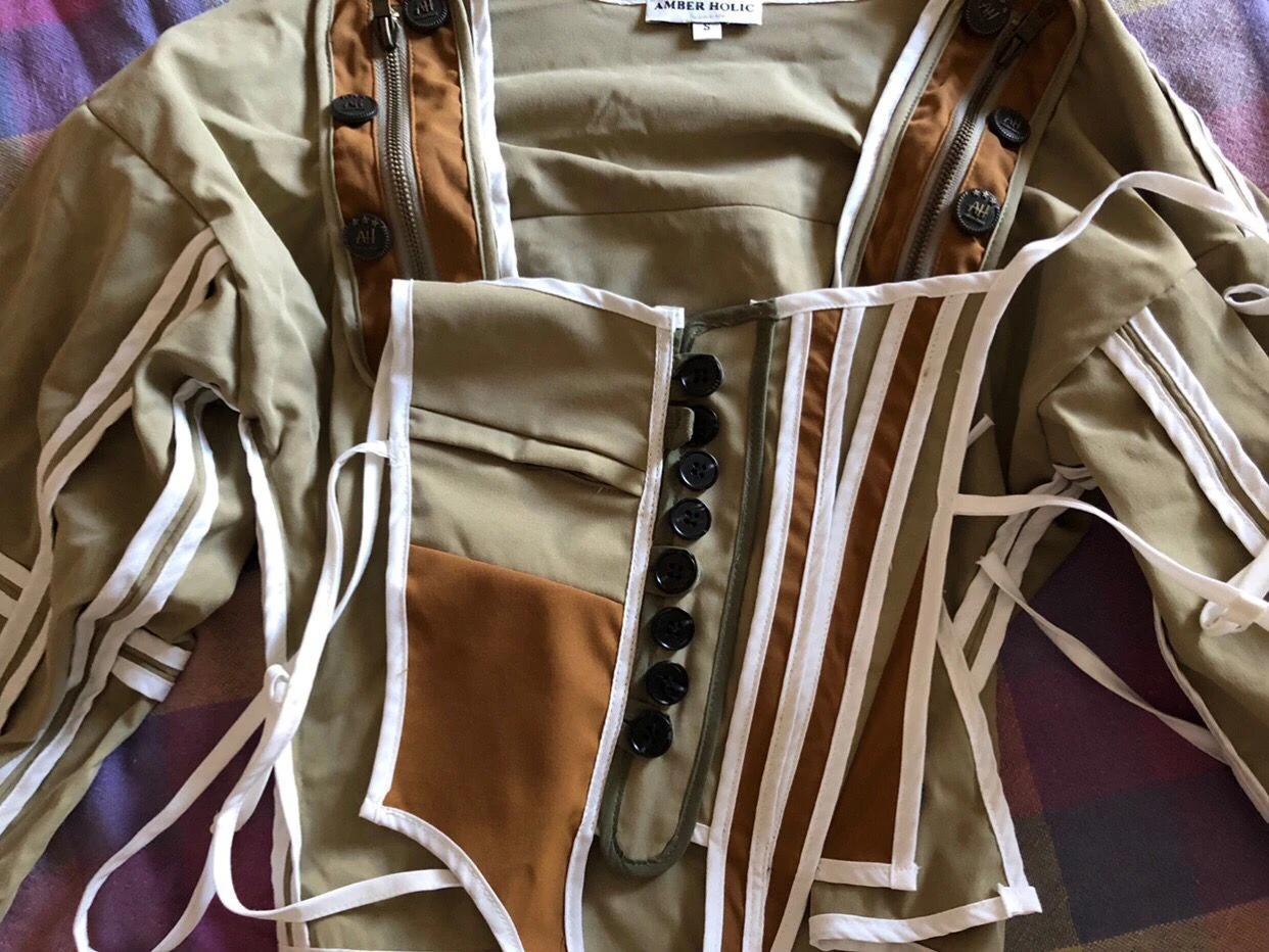 Женское платье без рукавов белое в западном стиле с квадратным вырезом и поясом