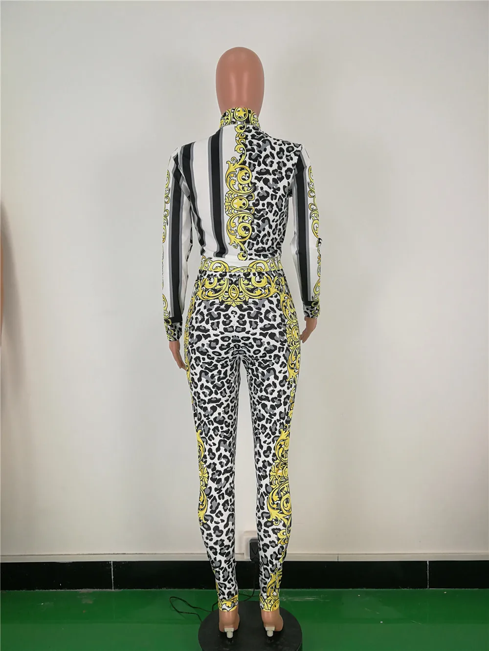 Женский спортивный костюм из двух предметов с леопардовым принтом в полоску