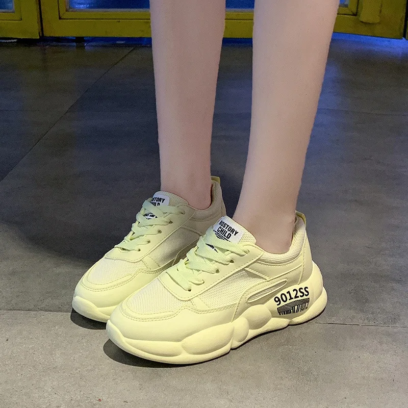 Модная женская повседневная обувь на не сужающемся книзу массивном каблуке 5 см