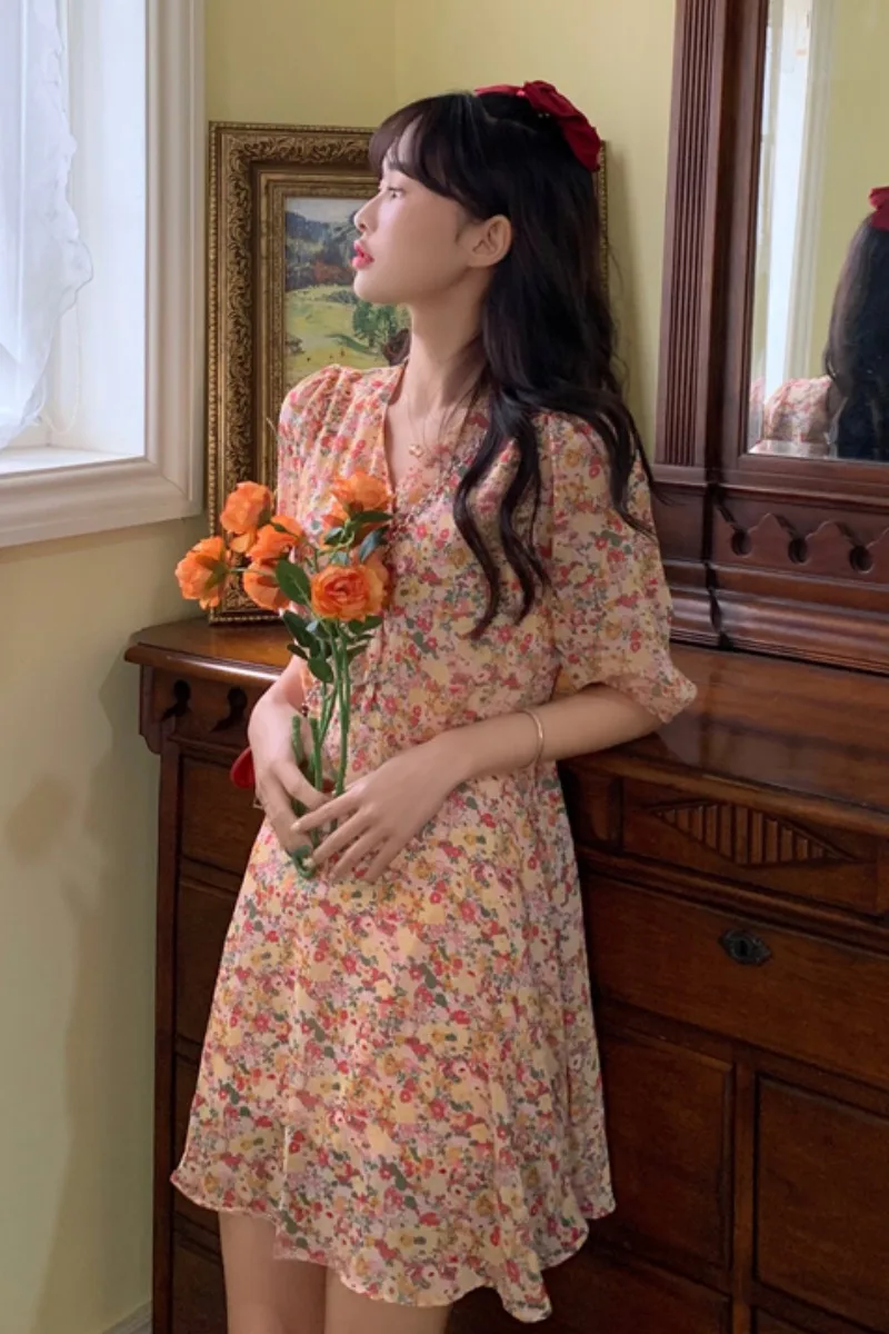 

French V-neck floral dress female summer 2021 new design sense retro chiffon skirt