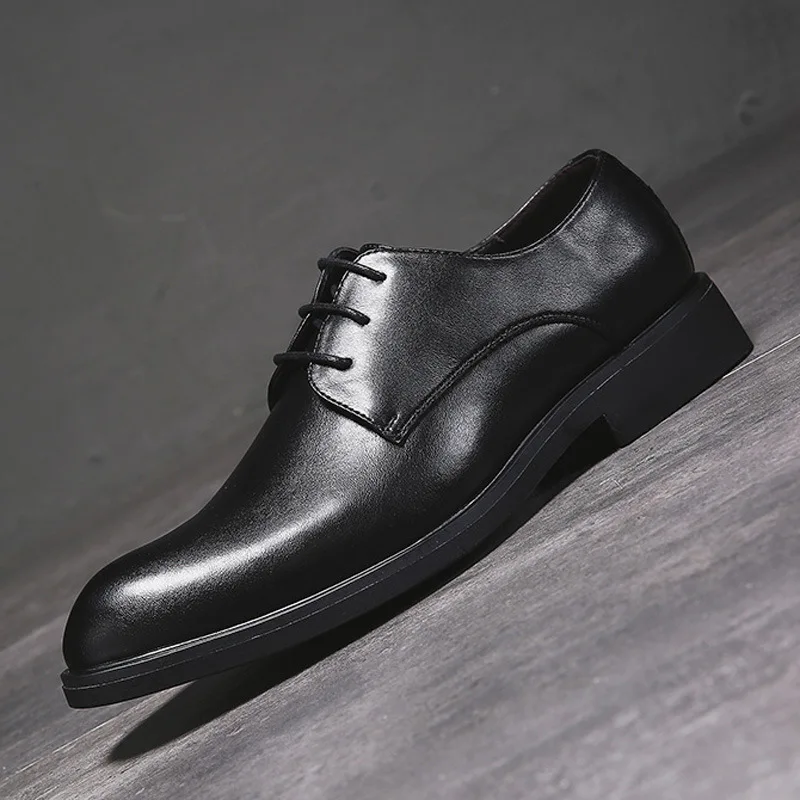 Мужские модельные кожаные туфли в стиле дерби однотонные простые офисные