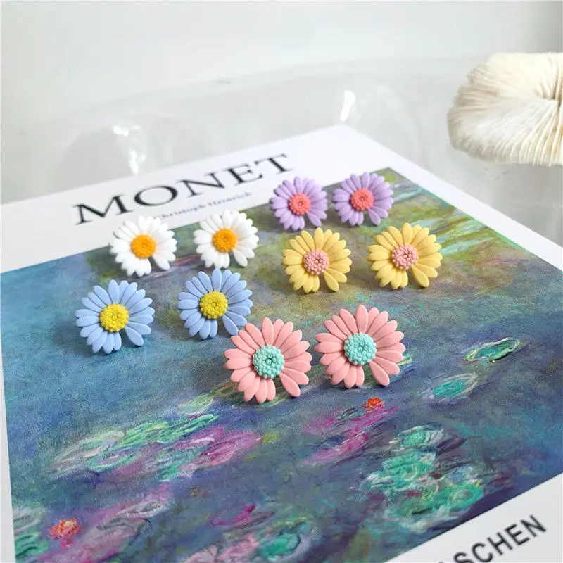 

Kawaii Daisy Earrings 2020 Korean Metal Flower Stud Earrings for Women Purple Pink Blue Mini Flower Earring