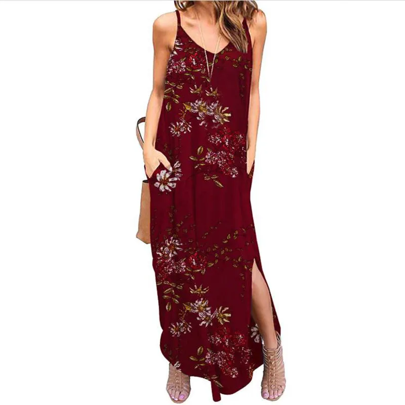 Летнее женское платье на тонких бретельках без рукавов с открытыми плечами