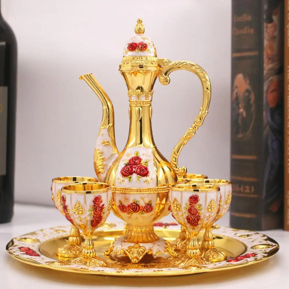 Графин для вина в европейском стиле с чашками и сервировочным подносом