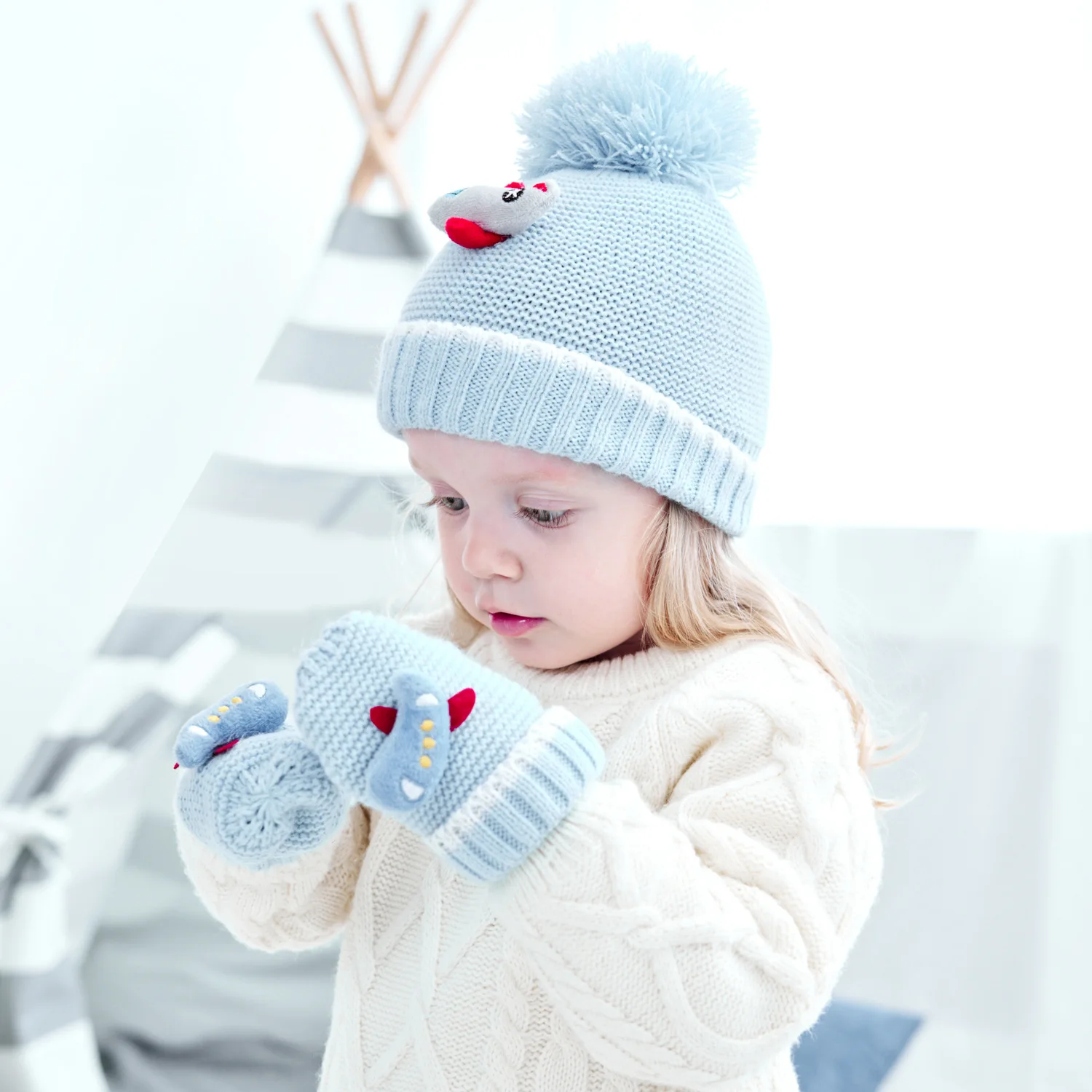 

Зимние теплые вязаные шапки для маленьких девочек и мальчиков, 2 шт., 2021, однотонные теплые милые шапки с плюшевым помпоном, Подарочный компл...