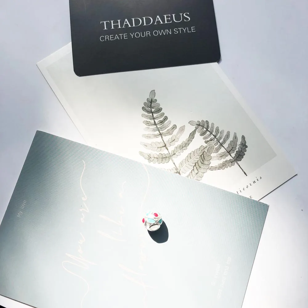 Бусины зеленого и красного цветов для маленьких девочек в этническом стиле